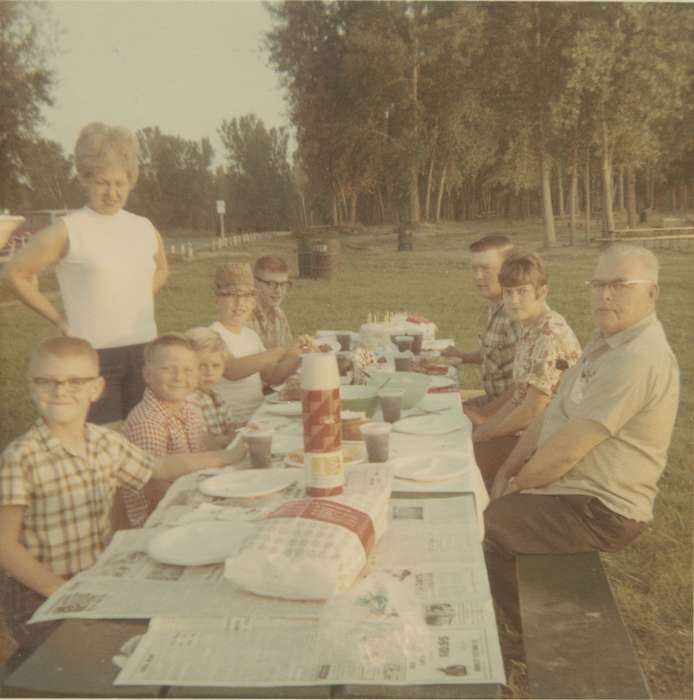 Food and Meals, IA, Iowa, Iowa History, Leisure, Families, Children, table cloth, hairstyle, grandparents, newspaper, Henderson, Dan, history of Iowa, picnic table, picnic, glasses, park