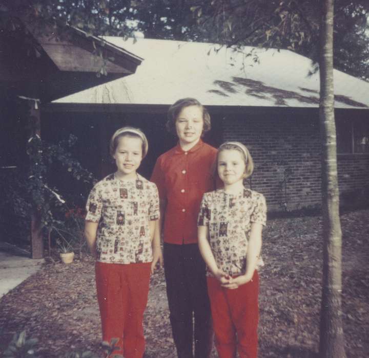 Portraits - Group, Iowa, USA, red, matching, Families, Children, Homes, history of Iowa, fashion, Spilman, Jessie Cudworth, Iowa History