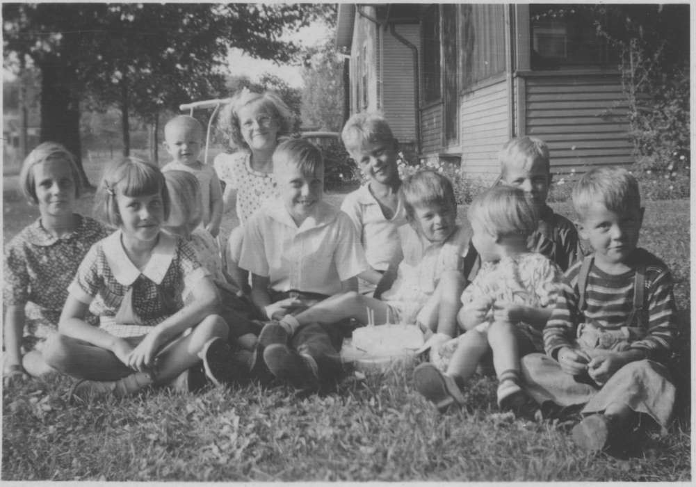 Portraits - Group, Food and Meals, Bouck, Sharon, cake, Iowa, Waterloo, IA, Families, Children, history of Iowa, Holidays, Iowa History