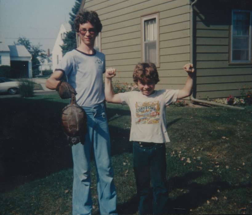 Portraits - Group, Waterloo, IA, Iowa History, Iowa, Meyers, Paulette, denim, Outdoor Recreation, muscles, yard, turtle, blue jeans, Children, history of Iowa