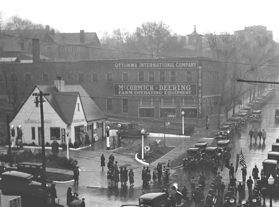 Main Streets & Town Squares, history of Iowa, Iowa History, Ottumwa, IA, Lemberger, LeAnn, Motorized Vehicles, Businesses and Factories, car, gas station, Iowa, Cities and Towns