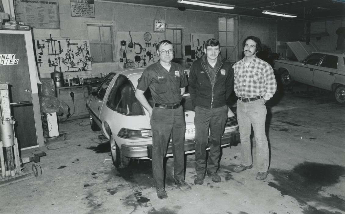 Portraits - Group, mechanic shop, cars, Iowa History, history of Iowa, Motorized Vehicles, Businesses and Factories, tools, Iowa, mechanic, Waverly Public Library, Labor and Occupations