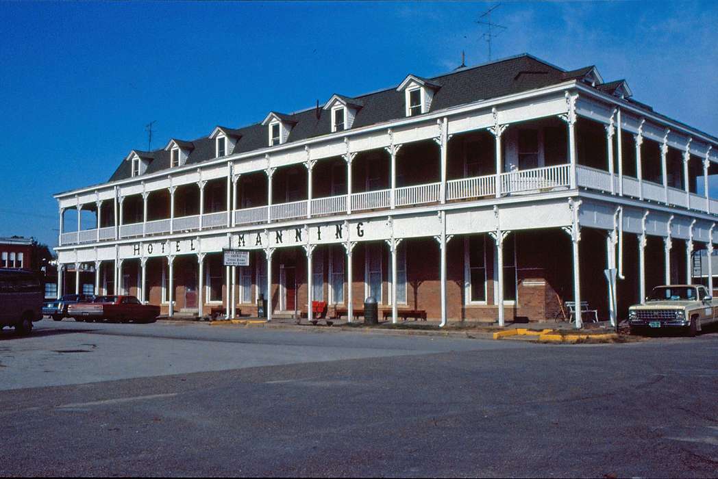 hotel, truck, Lemberger, LeAnn, history of Iowa, Motorized Vehicles, tv antenna, Keosauqua, IA, Iowa, Cities and Towns, car, parking lot, trash can, Businesses and Factories, Iowa History, balcony