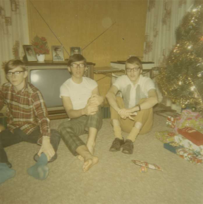 history of Iowa, Iowa History, Families, christmas tree, Council Bluffs, IA, brothers, christmas presents, Holidays, boys, Iowa, living room, Henderson, Dan, Homes, Children