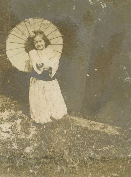 Dubuque, IA, history of Iowa, Iowa History, umbrella, Iowa, Fredericks, Robert, Children, Leisure, Portraits - Individual