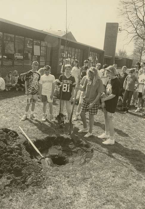 hole, holiday, history of Iowa, Iowa History, girl, shovel, Civic Engagement, elementary school, Iowa, boy, Schools and Education, Waterloo, IA, Children, Waverly Public Library