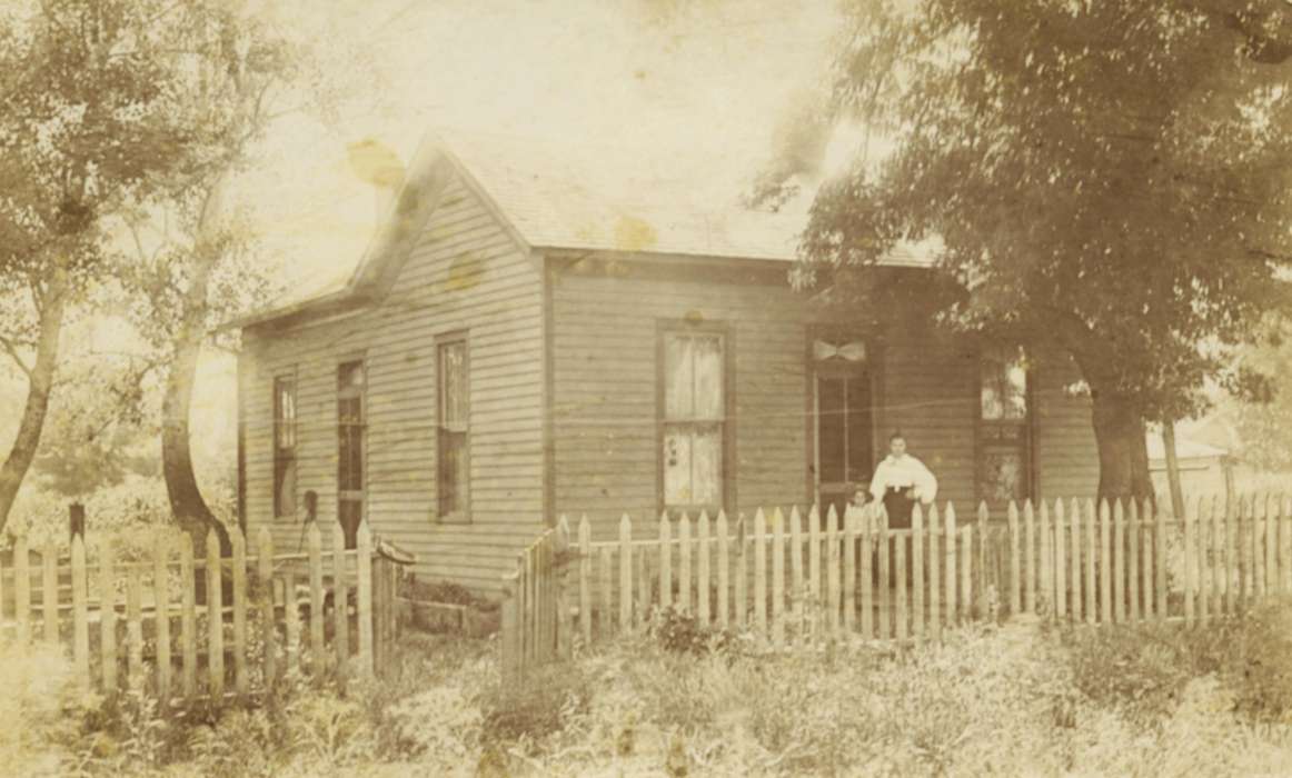 Portraits - Group, Iowa, Anderson, Lydia, Families, house, fence, Eddyville, IA, history of Iowa, Iowa History