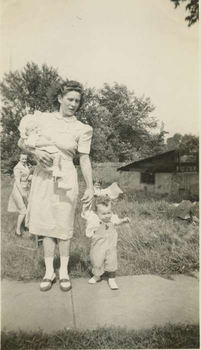 baby, mother, Kamm, Paula, toddler, Iowa History, Children, Cascade, IA, Iowa, history of Iowa, Portraits - Group, Families