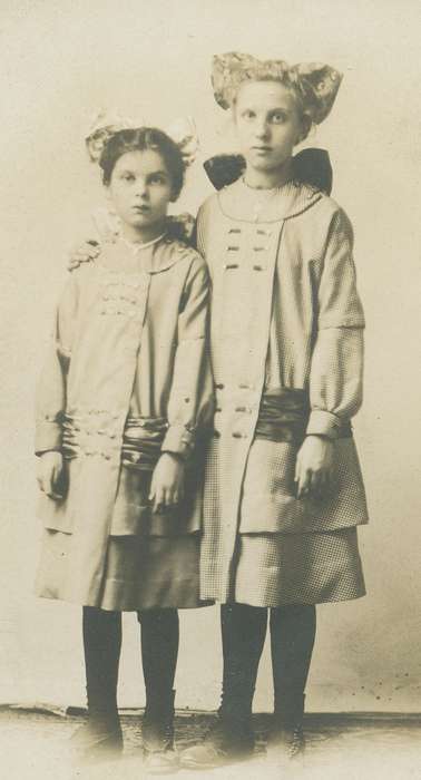 Dubuque, IA, history of Iowa, Iowa History, sisters, girl, hair bow, Iowa, Children, Fredericks, Robert