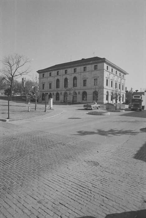 Main Streets & Town Squares, history of Iowa, brick road, Ottumwa, IA, Iowa History, Lemberger, LeAnn, Motorized Vehicles, Businesses and Factories, truck, Iowa, Cities and Towns, roundabout, park