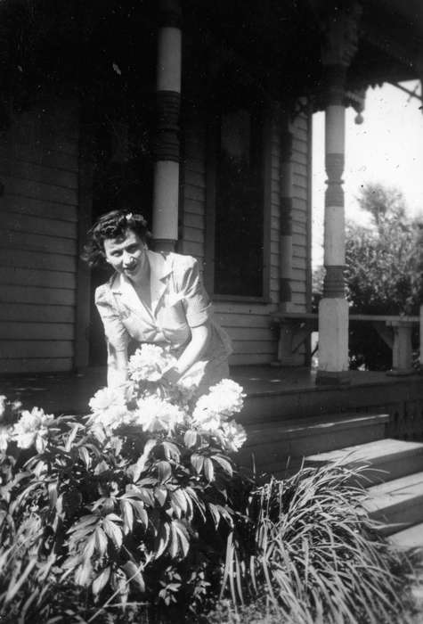 history of Iowa, Iowa History, IA, woman, Pickering, Tara, Iowa, flower, Portraits - Individual