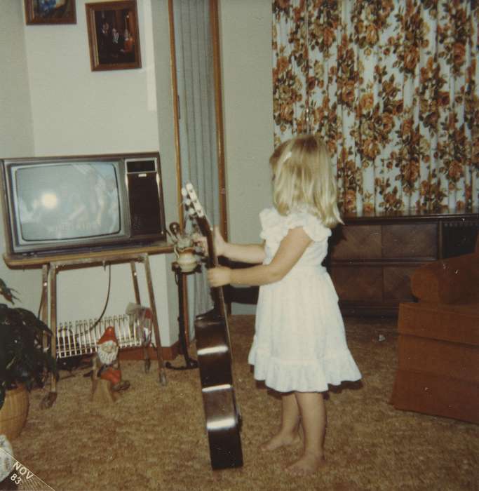history of Iowa, Iowa History, Reinbeck, IA, instrument, living room, Iowa, television, Homes, curtain, Children, Leisure, East, Lindsey
