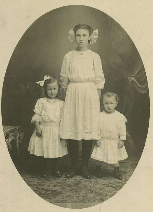 Portraits - Group, history of Iowa, Iowa History, bow, girl, Parkersburg, IA, Neymeyer, Robert, necklace, Iowa, dress