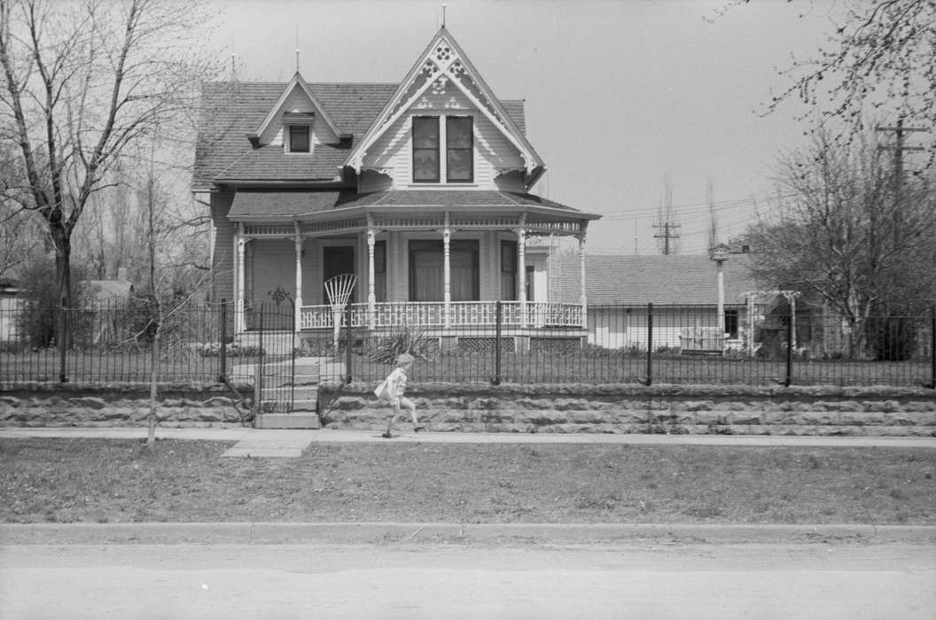 Library of Congress, Children, history of Iowa, Homes, kid, sidewalk, victorian, Iowa, fence, walking, Iowa History, porch, Cities and Towns, architecture, curb