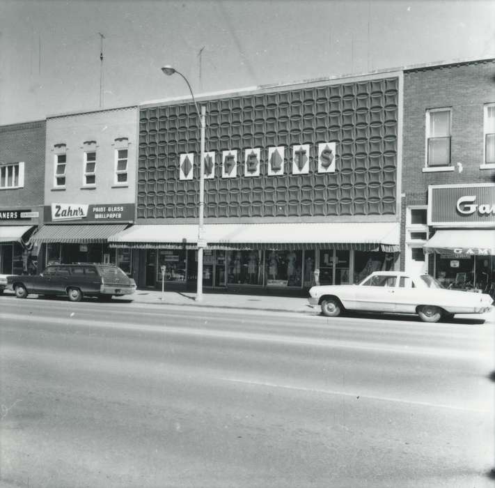 awning, lightpost, station wagon, history of Iowa, Motorized Vehicles, Main Streets & Town Squares, Iowa, Cities and Towns, car, Waverly Public Library, Businesses and Factories, Iowa History