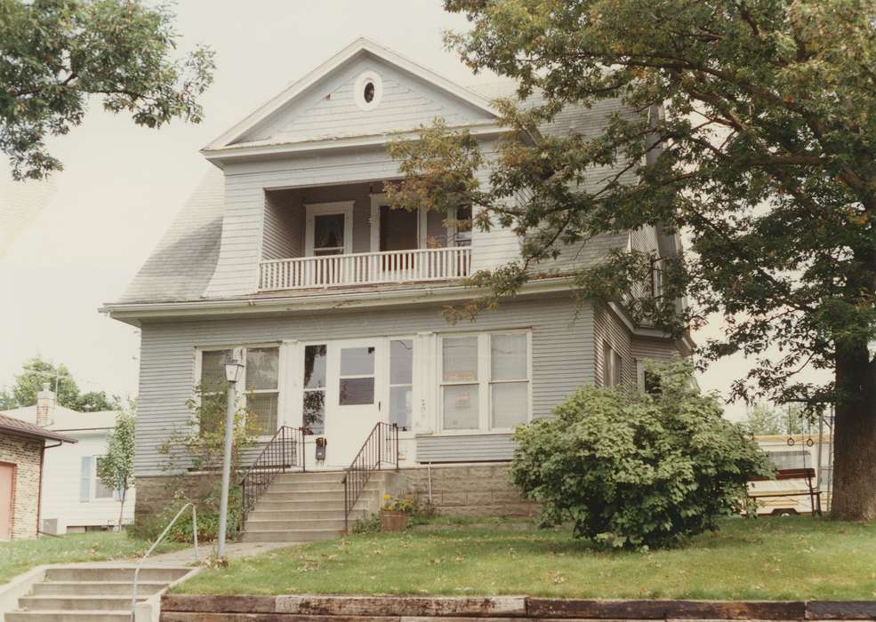 history of Iowa, Iowa History, front yard, Iowa, historical house, Cities and Towns, Homes, Waverly Public Library