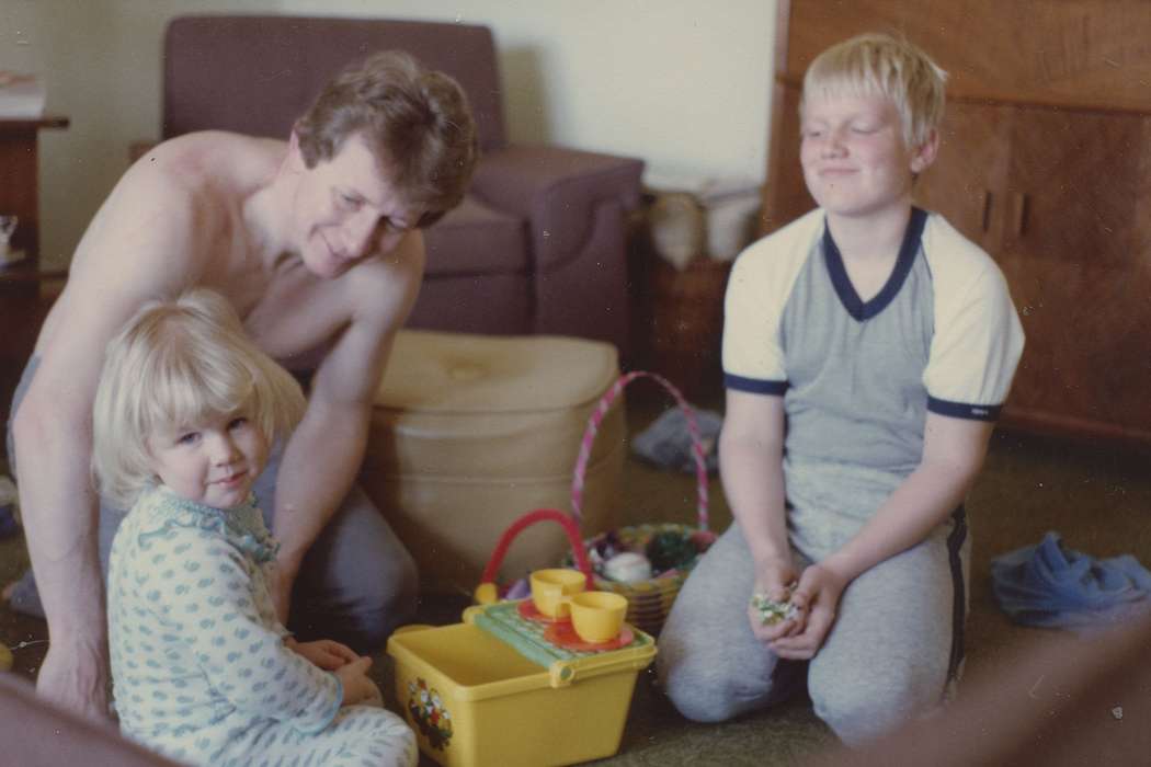 Portraits - Group, ottoman, history of Iowa, Iowa History, Families, toy, chair, Reinbeck, IA, Iowa, Homes, Children, Leisure, East, Lindsey