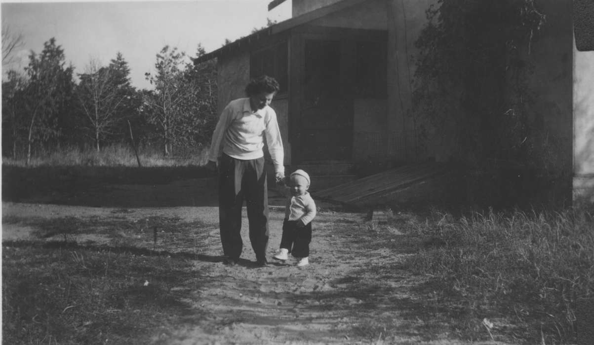 mother, Cigrand, Mariann, history of Iowa, Iowa, Cascade, IA, toddler, Iowa History, Leisure