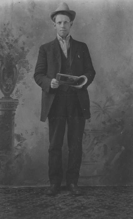 history of Iowa, Iowa History, IA, Iowa, King, Tom and Kay, hat, suit, Portraits - Individual