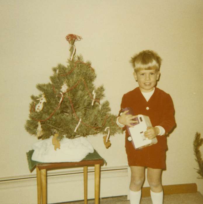 Travel, christmas, history of Iowa, Iowa History, christmas tree, Holidays, Foreman, Jane, Iowa, MI, Children, Portraits - Individual