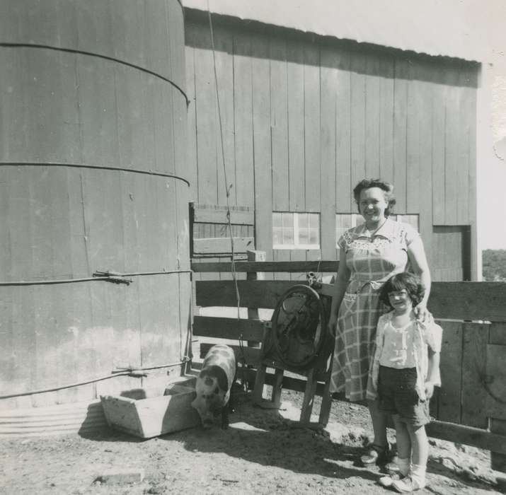 mother, daughter, Iowa History, dress, Iowa, history of Iowa, Portraits - Group, Animals, Richardsville, IA, pig, Fredericks, Robert