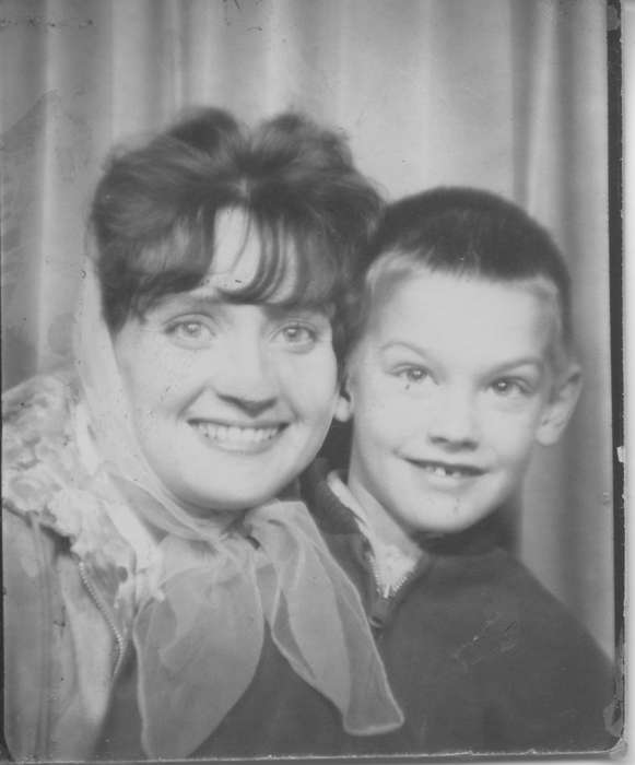 Portraits - Group, mother, Bouck, Sharon, Waterloo, IA, Iowa History, Iowa, Families, son, photo booth, Children, history of Iowa