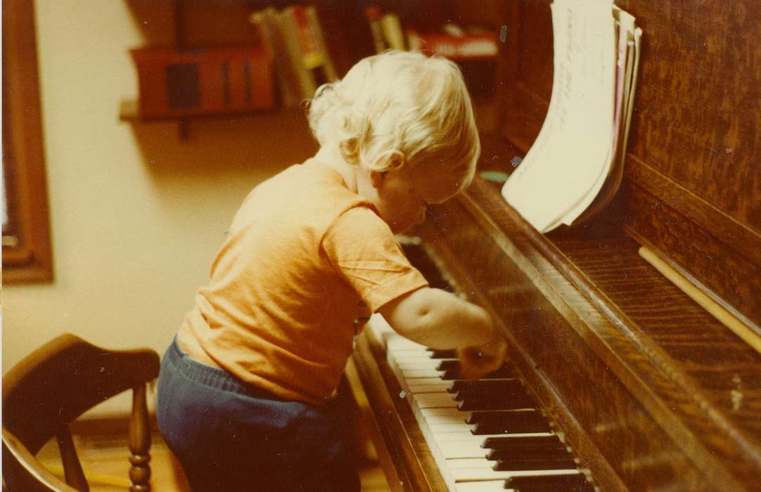 history of Iowa, Iowa History, chair, Reinbeck, IA, Iowa, piano, Children, Leisure, East, Lindsey, music