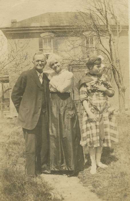 Portraits - Group, Iowa, Anderson, Lydia, Families, Eddyville, IA, history of Iowa, dress clothes, Iowa History