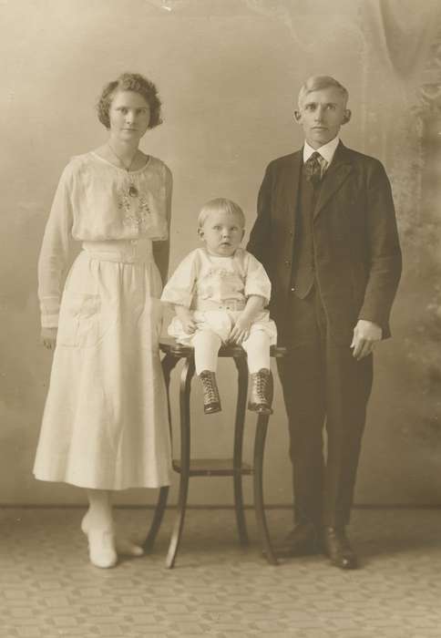 baby, mother, father, Iowa History, Iowa, history of Iowa, Portraits - Group, family, Waterloo, IA, Vauthier, Elizabeth