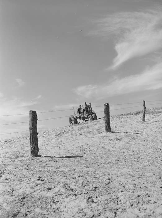 farmer, Farming Equipment, history of Iowa, Iowa History, Library of Congress, Motorized Vehicles, tractor, Iowa, barbed wire fence, Farms, Labor and Occupations