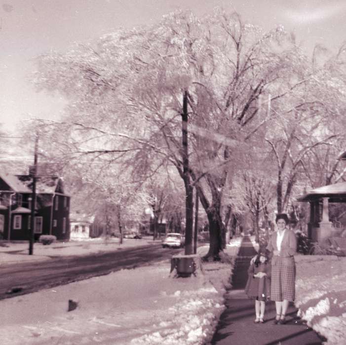 Portraits - Group, Cities and Towns, Children, frost, Iowa, Iowa History, Lyon, Howard, Orange City, IA, sidewalk, snow, history of Iowa, Winter