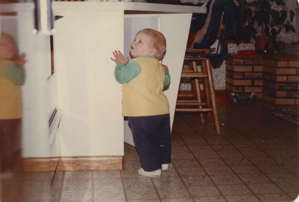 history of Iowa, kitchen, Iowa History, Reinbeck, IA, East, Lindsey, Iowa, Homes, Children, stool, baby