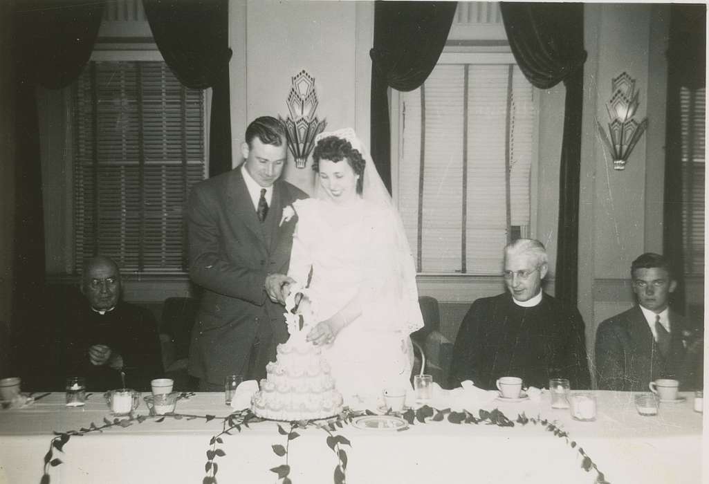 Food and Meals, cake, Weddings, Iowa, Waterloo, IA, Christopher, Diane, Iowa History, bride, history of Iowa, groom