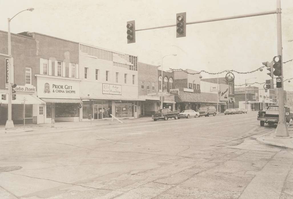 history of Iowa, stores, Businesses and Factories, Waverly, IA, Waverly Public Library, christmas decorations, Main Streets & Town Squares, Iowa, Motorized Vehicles, Iowa History, stoplight, Cities and Towns, Wrecks