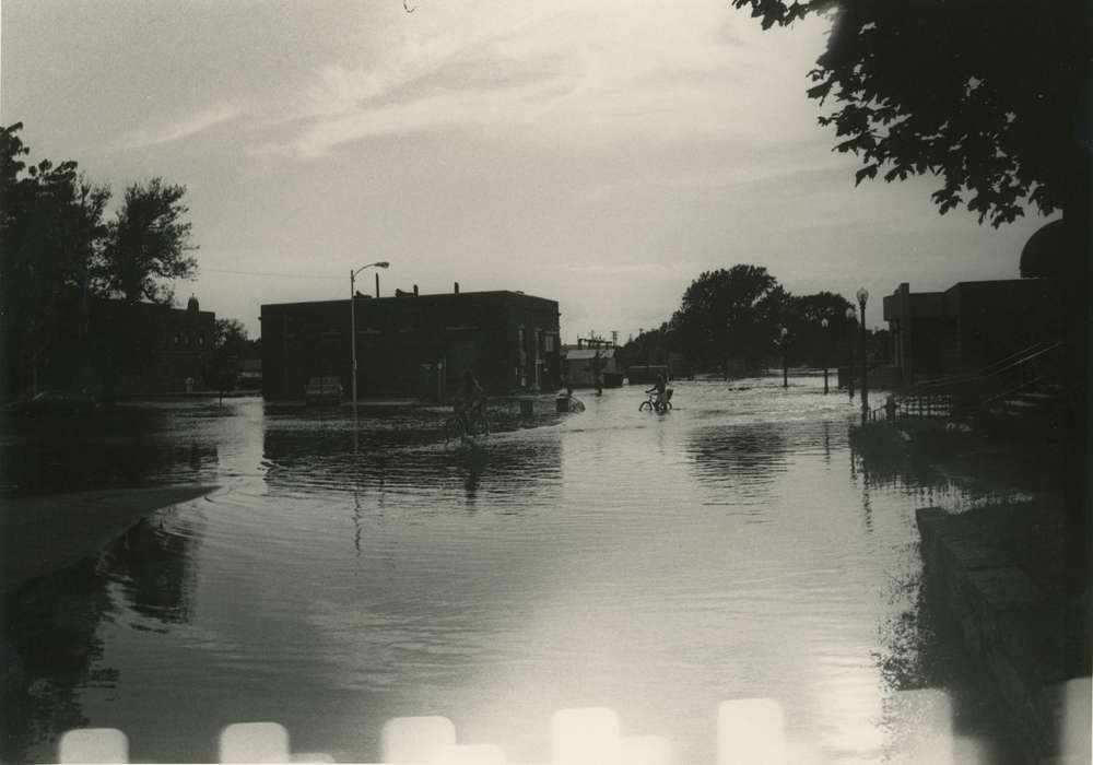 streetlights, Floods, history of Iowa, Iowa History, Motorized Vehicles, bicycle, Waverly, IA, biker, Iowa, Cities and Towns, Waverly Public Library