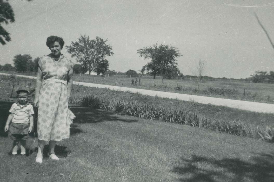 child, Iowa History, woman, Iowa, yard, history of Iowa, Portraits - Group, Families, USA, Spilman, Jessie Cudworth, gravel road