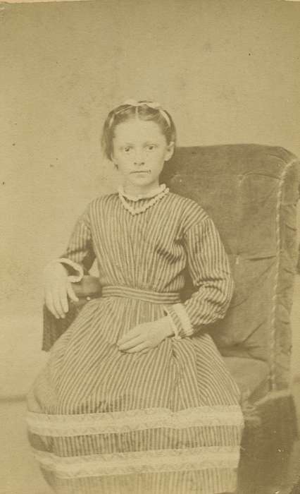 IA, Iowa, necklace, Oakes, Lori, Children, Portraits - Individual, girl, history of Iowa, ribbon, Iowa History