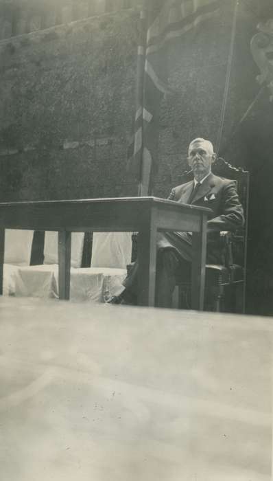 table, Travel, history of Iowa, Iowa History, London, Iowa, McMurray, Doug, Portraits - Individual
