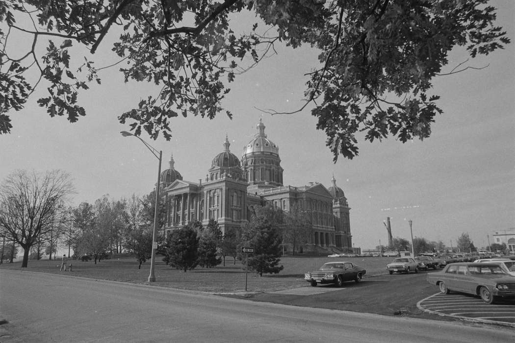 Main Streets & Town Squares, dome, history of Iowa, capitol, Iowa History, Lemberger, LeAnn, Motorized Vehicles, car, lawn, street light, Iowa, Cities and Towns, Des Moines, IA