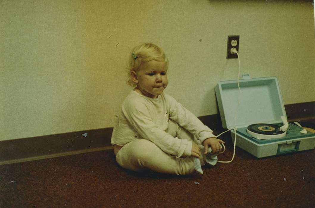 history of Iowa, Iowa History, record player, Reinbeck, IA, Iowa, Children, Leisure, East, Lindsey
