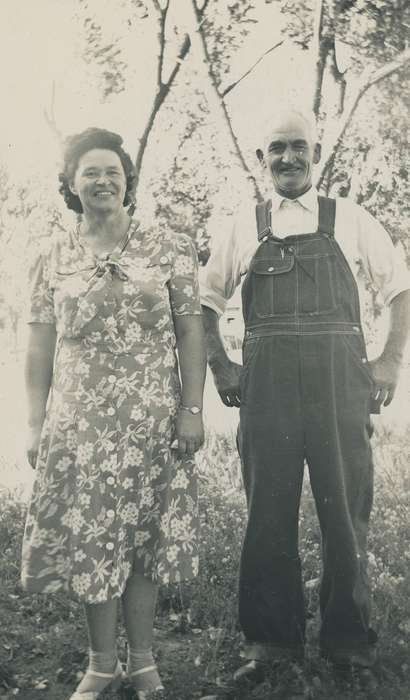 Portraits - Group, history of Iowa, Iowa History, Families, smile, couple, woman, man, Spilman, Jessie Cudworth, Iowa, floral, USA, overalls
