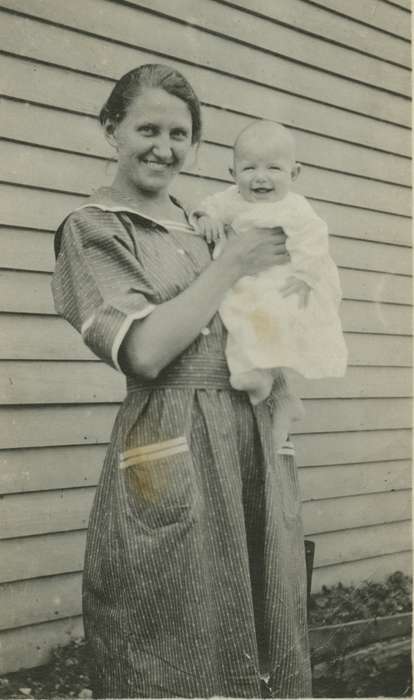 Portraits - Group, Mediapolis, IA, history of Iowa, Iowa History, Families, mother, Iowa, Pate, Linda, Children, baby