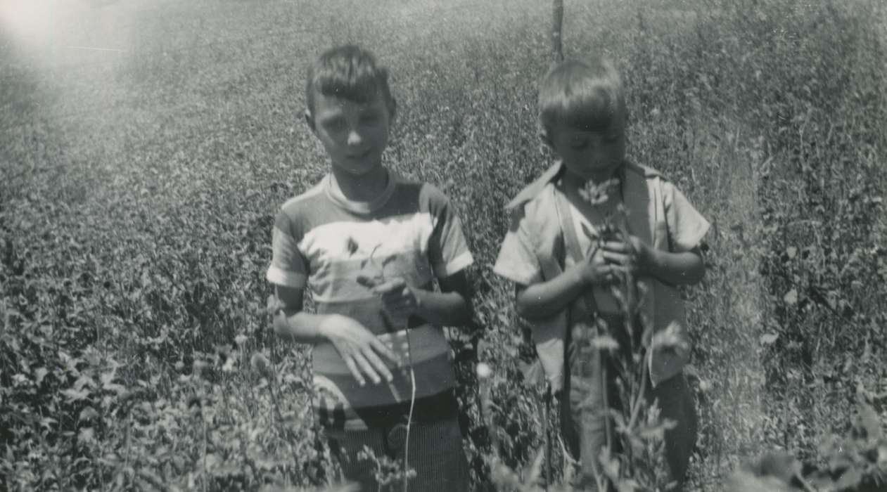 Portraits - Group, Iowa, brothers, flowers, Mason City, IA, Leisure, Children, Potter, Joe, Farms, history of Iowa, Iowa History