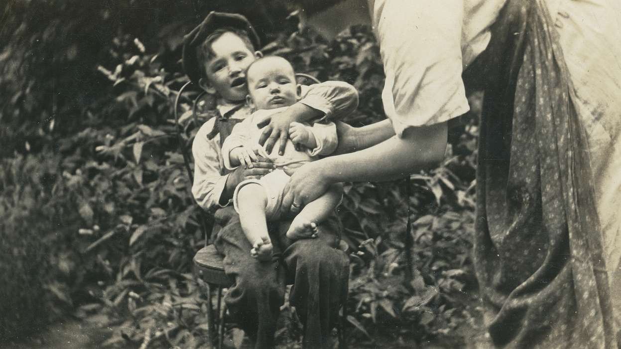 Portraits - Group, history of Iowa, Iowa History, Families, mother, siblings, Spilman, Jessie Cudworth, Iowa, boy, USA, Children, baby