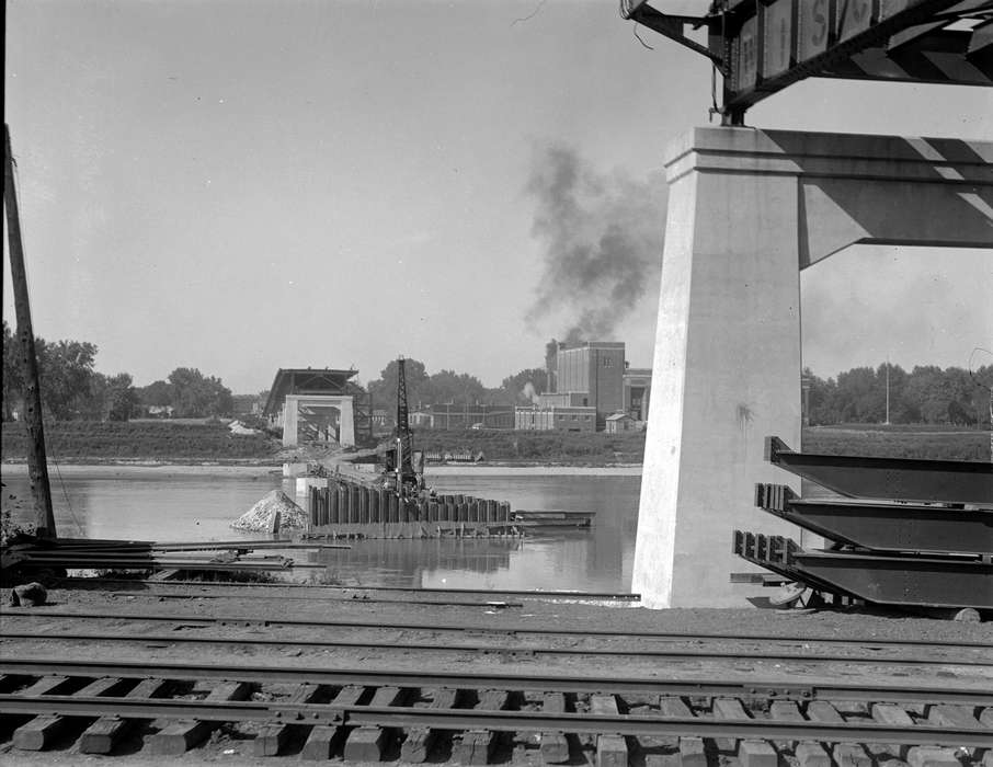 crane, bridge, Iowa History, Ottumwa, IA, history of Iowa, Lemberger, LeAnn, Motorized Vehicles, Lakes, Rivers, and Streams, train track, river, Iowa, Cities and Towns, construction