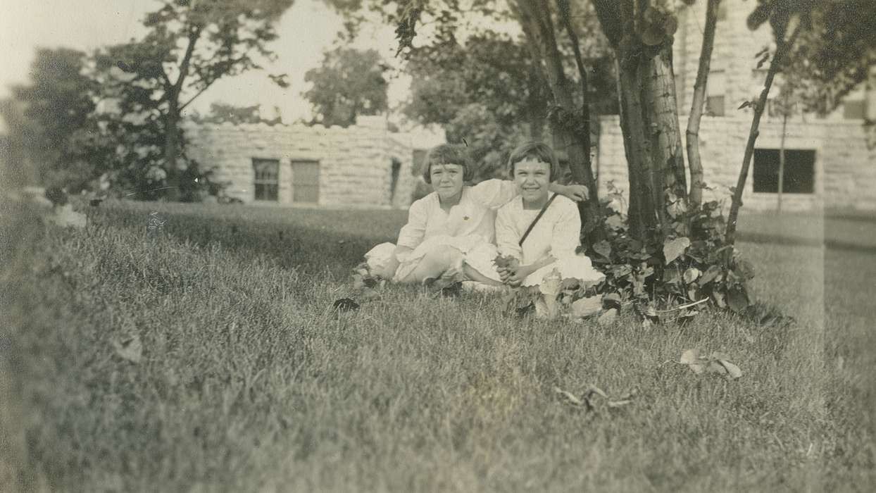 flower girl, Weddings, grass, IA, Iowa, LeQuatte, Sue, Children, history of Iowa, lawn, Iowa History