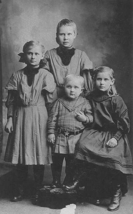 Portraits - Group, Children, Iowa History, Iowa, Families, Reinhard, Lisa, sibling, Gladbrook, IA, history of Iowa