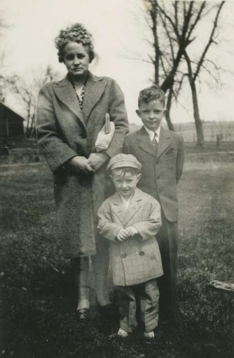 Portraits - Group, Iowa, Families, Dysart, IA, Children, Bull, Ardith, history of Iowa, dress clothes, Iowa History