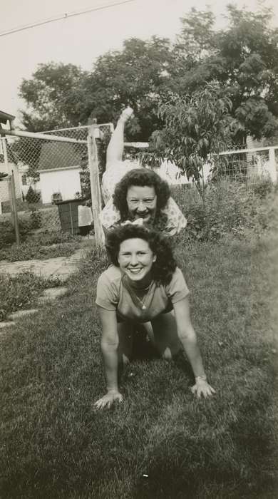 Portraits - Group, curly hair, Iowa History, tree, fence, Iowa, USA, bush, Wilson, Dorothy, backyard, Homes, Leisure, history of Iowa