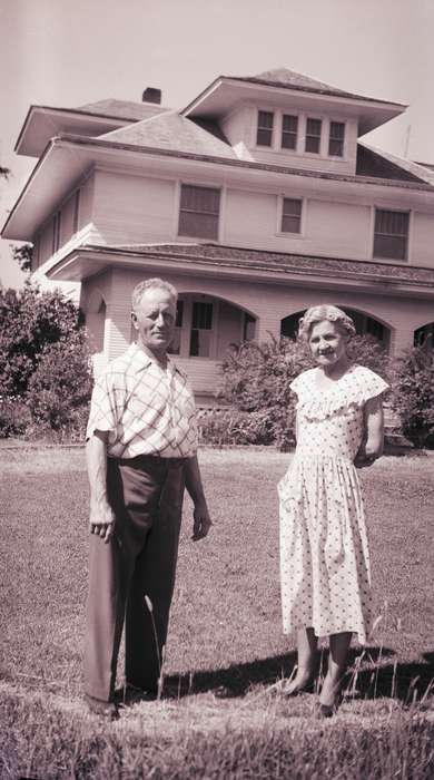 Portraits - Group, bushes, Iowa History, Lyon, Howard, Iowa, dress clothes, Orange City, IA, house, Homes, history of Iowa